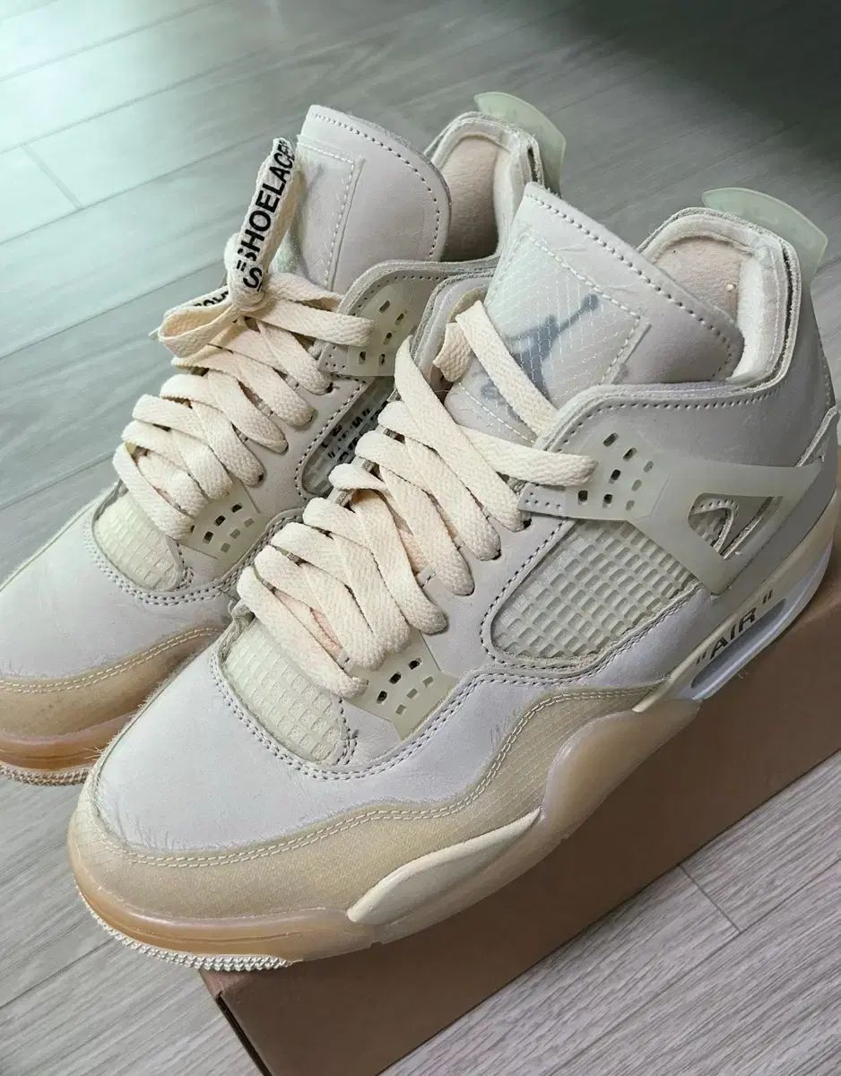 ナイキ エア ジョーダン 4 レトロ Off-White