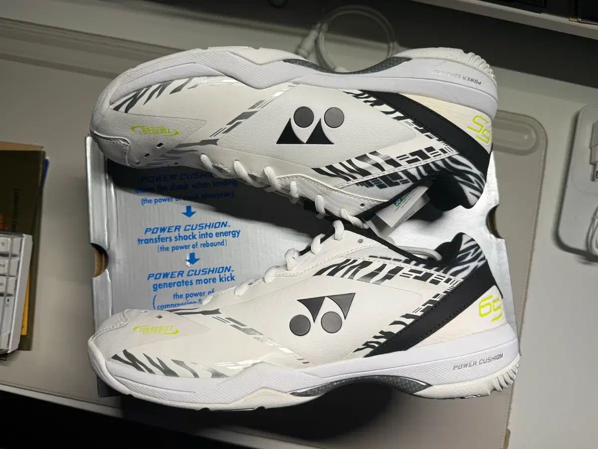 3 バドミントンシューズ