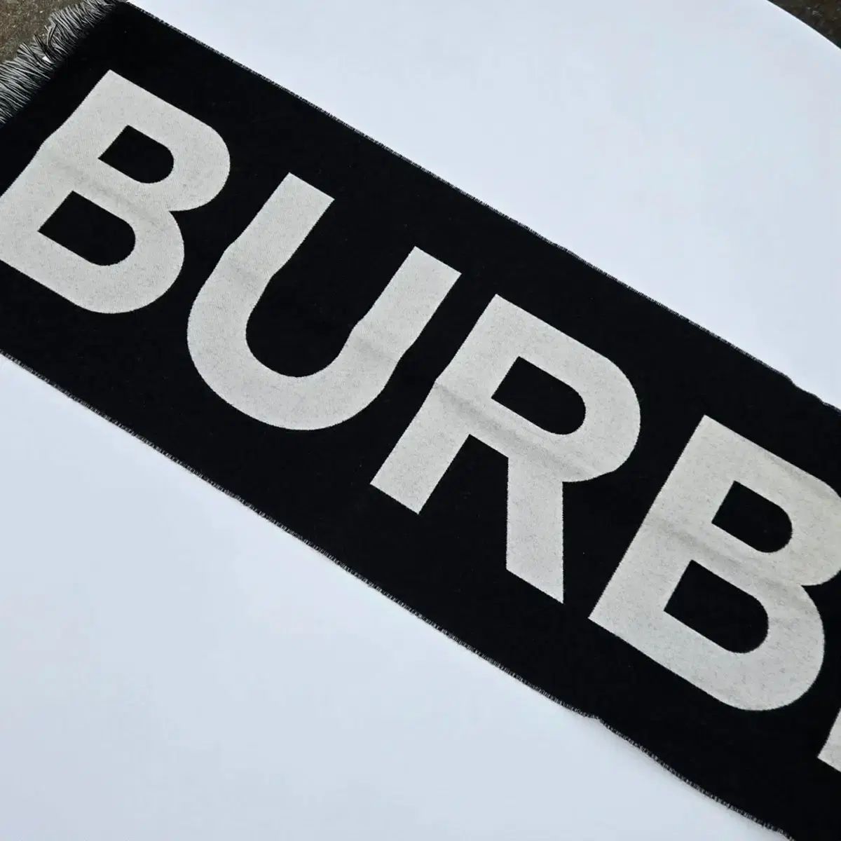 BURBERRY ロゴ レタリング マフラー ブラック