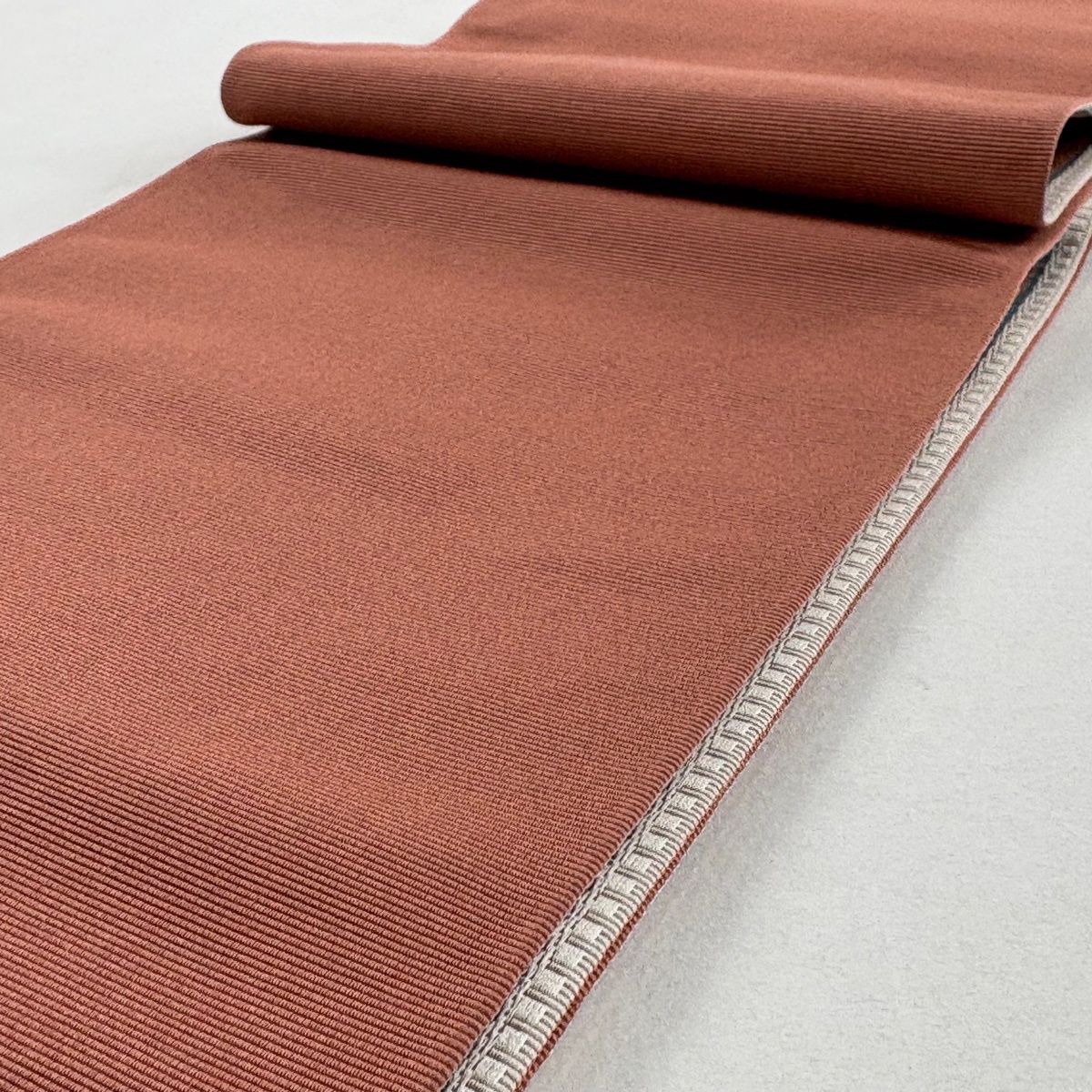 サーモンピンク