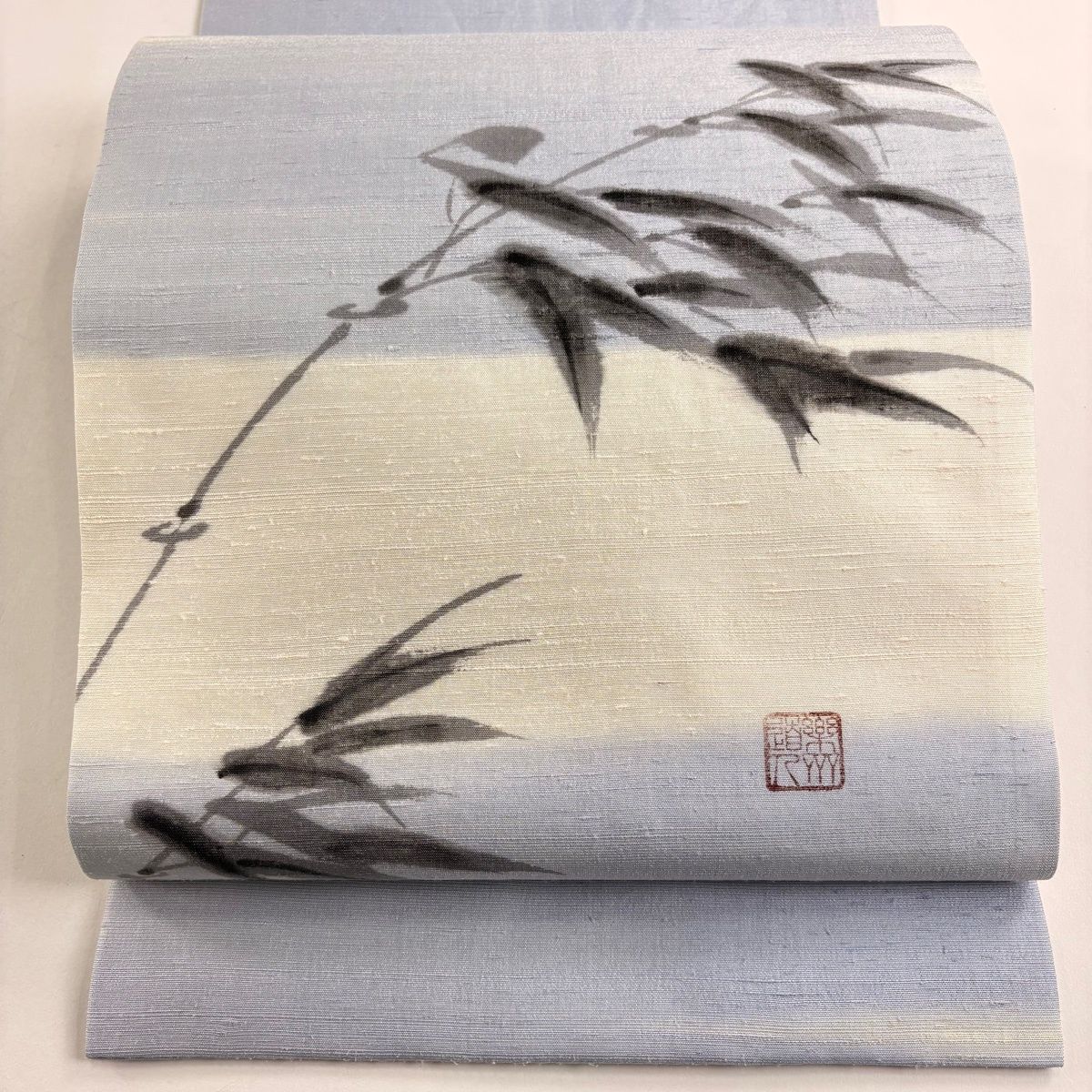 開き名古屋帯 秀品 落款 紬地 笹 霞 青灰色 正絹