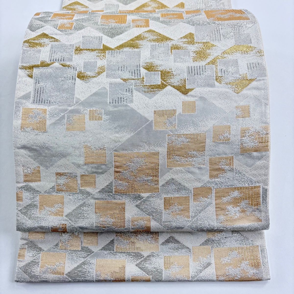 美品】 袋帯 秀品 幾何学模様 金糸 箔 灰白 六通 正絹 【中古】 - メルカリ