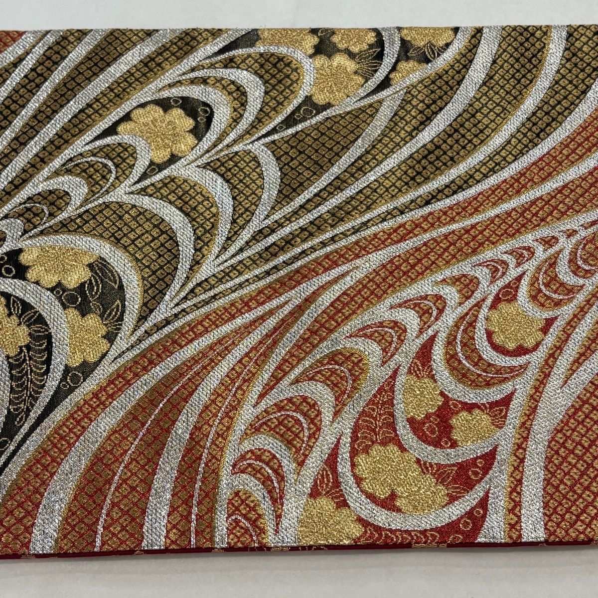 美品】 袋帯 秀品 振袖向き 流水 桜 箔 金銀糸 赤 六通 正絹 【中古