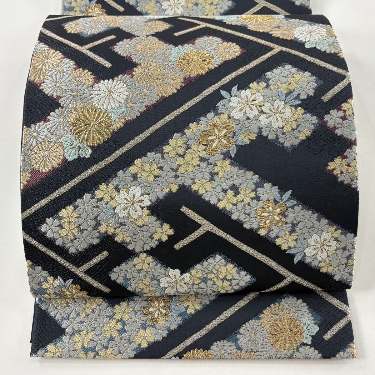 唐織 山口成三郎謹製 袋帯 松皮小桜文 金糸 新品未使用品 正絹 六通 Q841 唐織 山口成三郎謹製 袋帯 松皮小桜文 金糸 新品未使用品 正絹