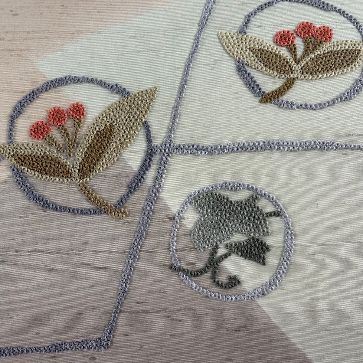 名古屋帯 秀品 紬地 草花 幾何学 相良刺繍 灰茶 正絹