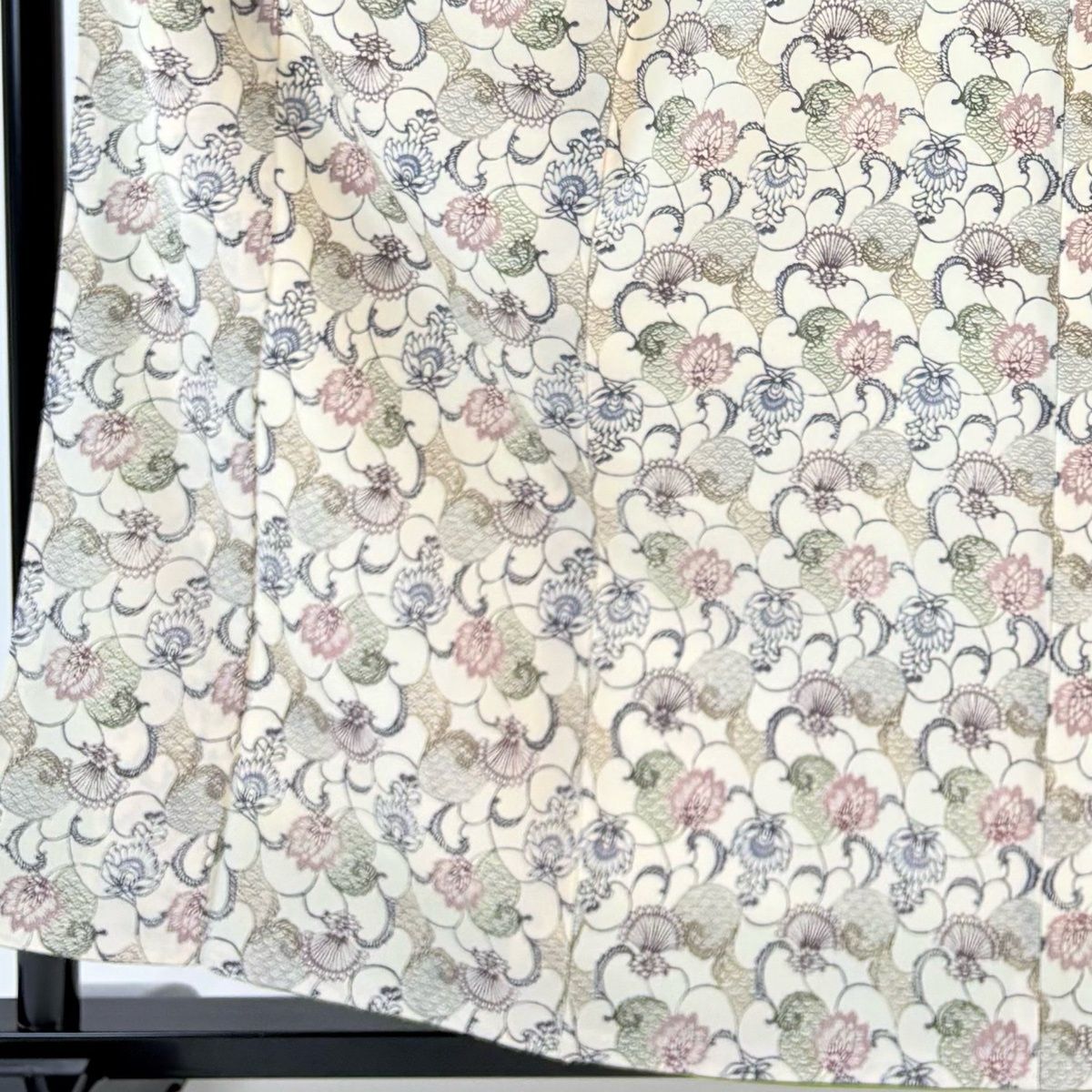 小紋 身丈159.5 cm 裄丈61.5 S 袷 花唐草 縮緬 クリーム 正絹