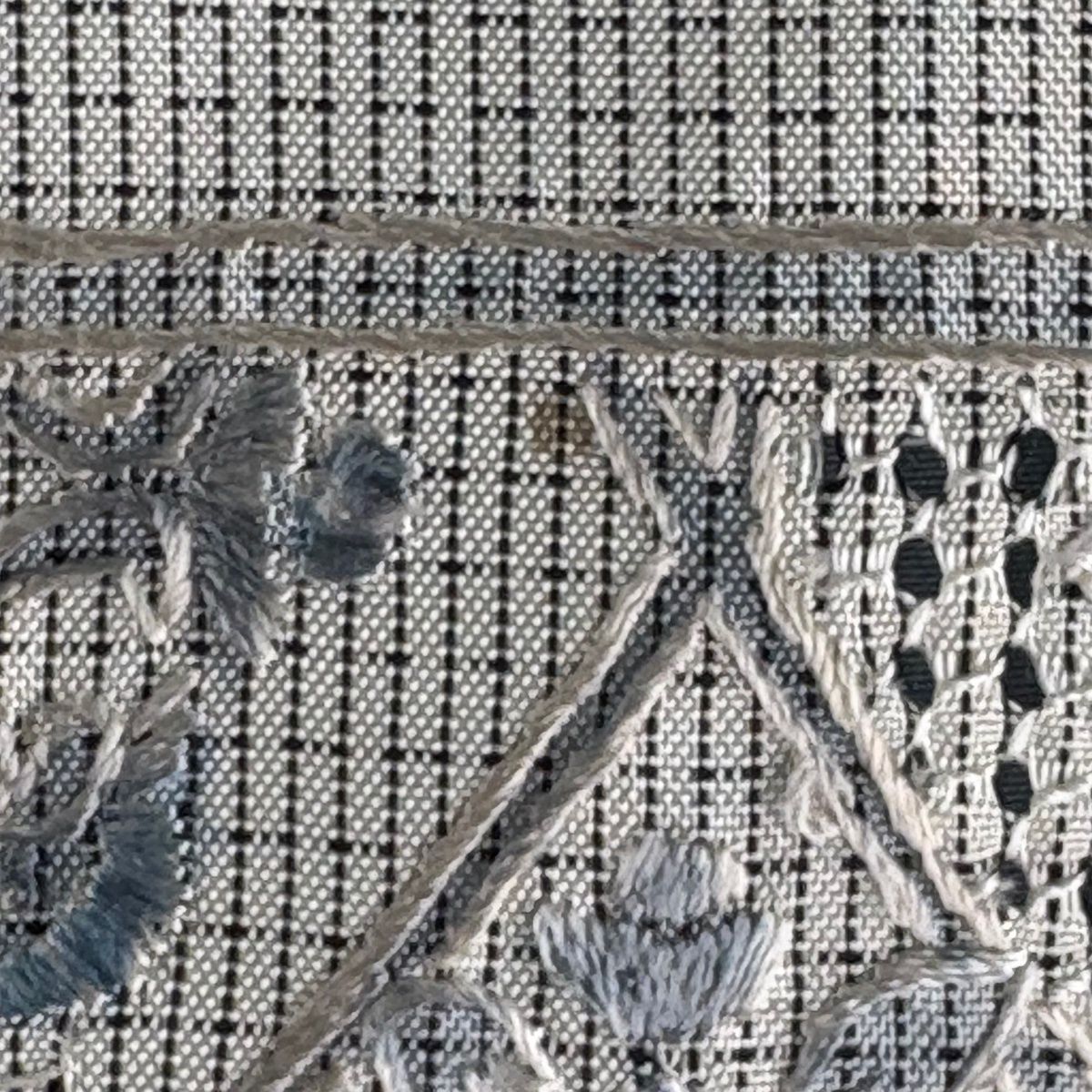  小紋 身丈170.5 cm 裄丈69 L 袷 紬地 花唐草 菱 刺繍 灰色 正絹 小紋 着物