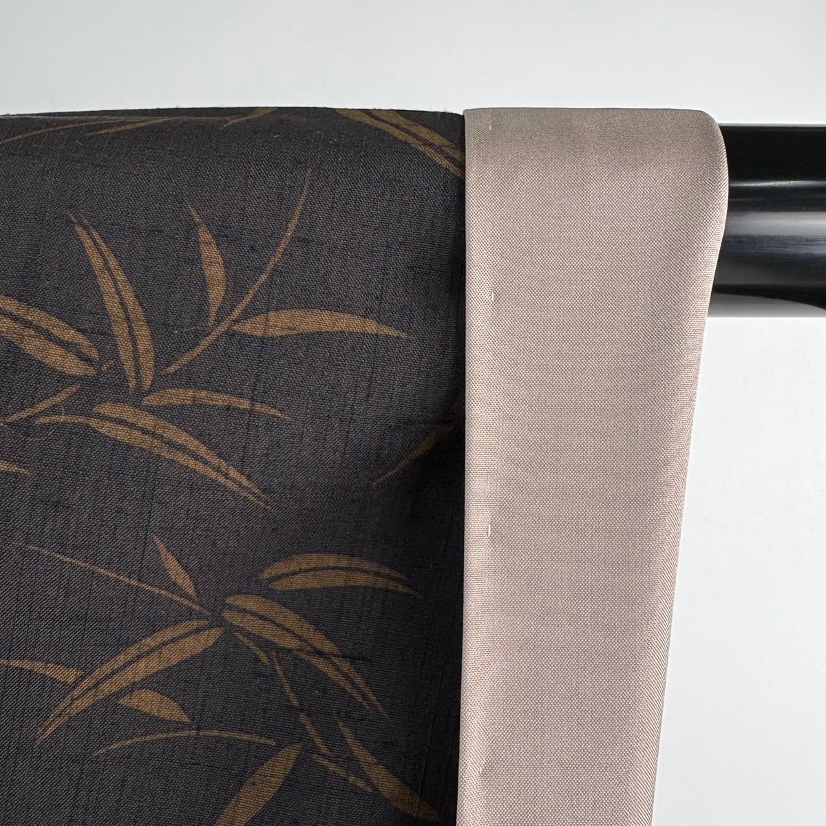  小紋 身丈161 cm 裄丈65 M 袷 赤城紬柿渋染 紬地 葉柄 黒 正絹 小紋 着物