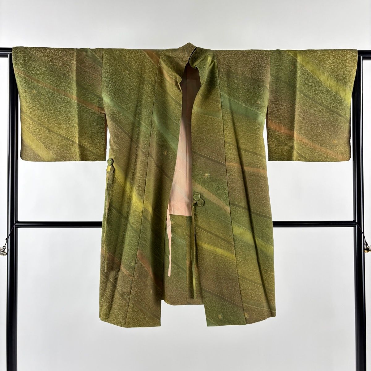  道中着 身丈99 cm 裄丈65 M 和装コート 斜縞 花唐草 ぼかし 鶯色 正絹 秀品 羽織 着物 浴衣