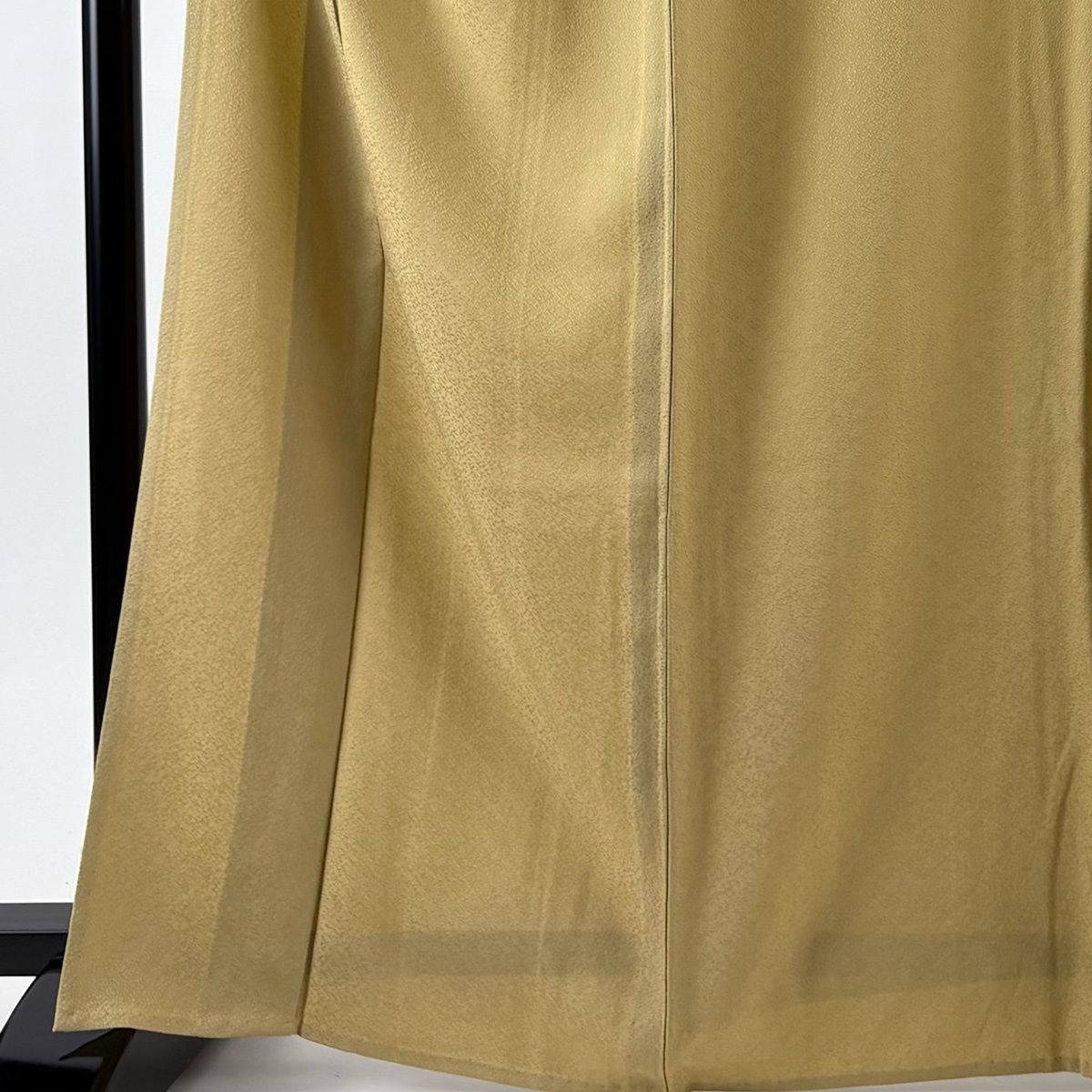 色無地 身丈166.5 cm 裄丈65.5 M 単衣 百貫達雄 落款 地紋 黄土色 正絹 秀品 一つ紋