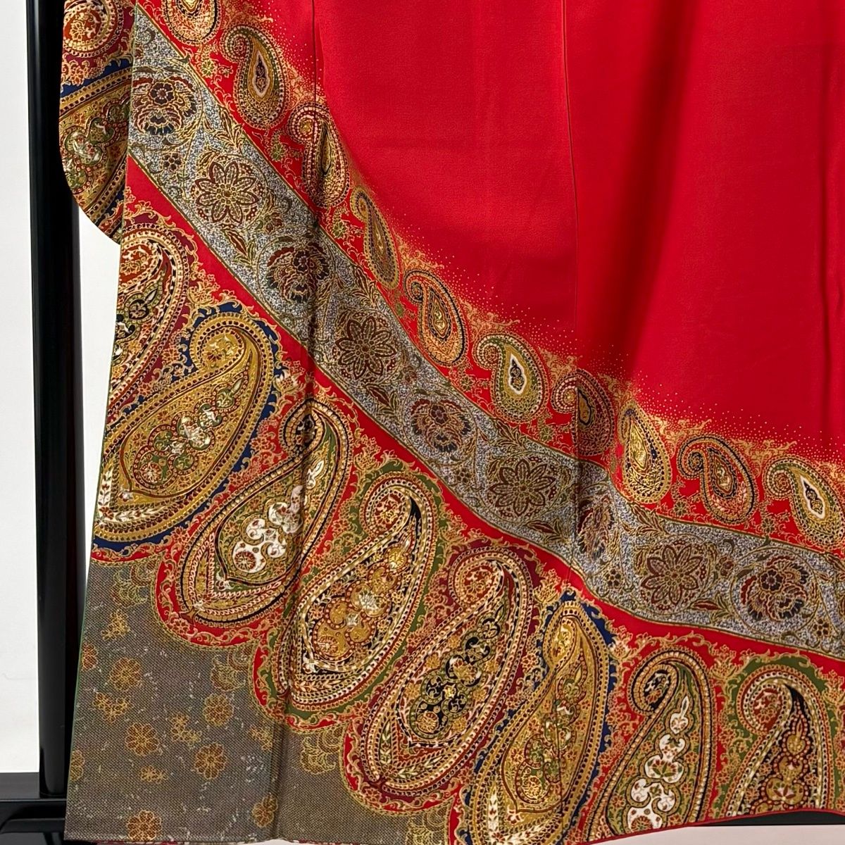 振袖 身丈161 cm 裄丈68.5 L 袷 花唐草 ペイズリー 金銀彩 赤 正絹 秀品