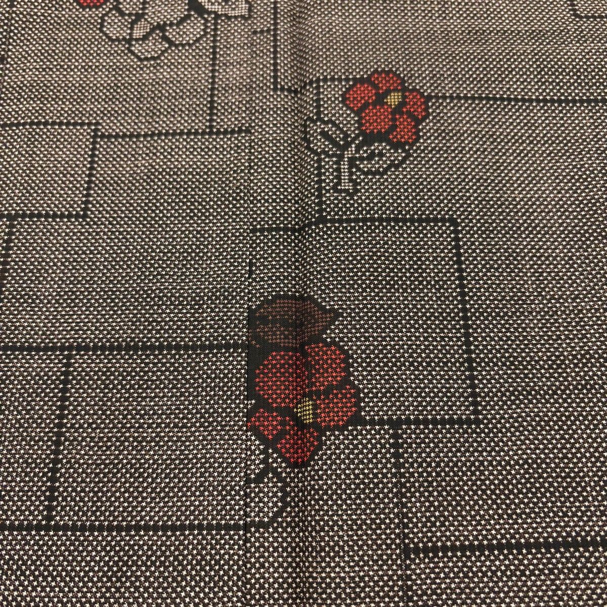  紬 身丈155 cm 裄丈62 S 袷 椿 幾何学 焦茶色 正絹 秀品 紬 着物