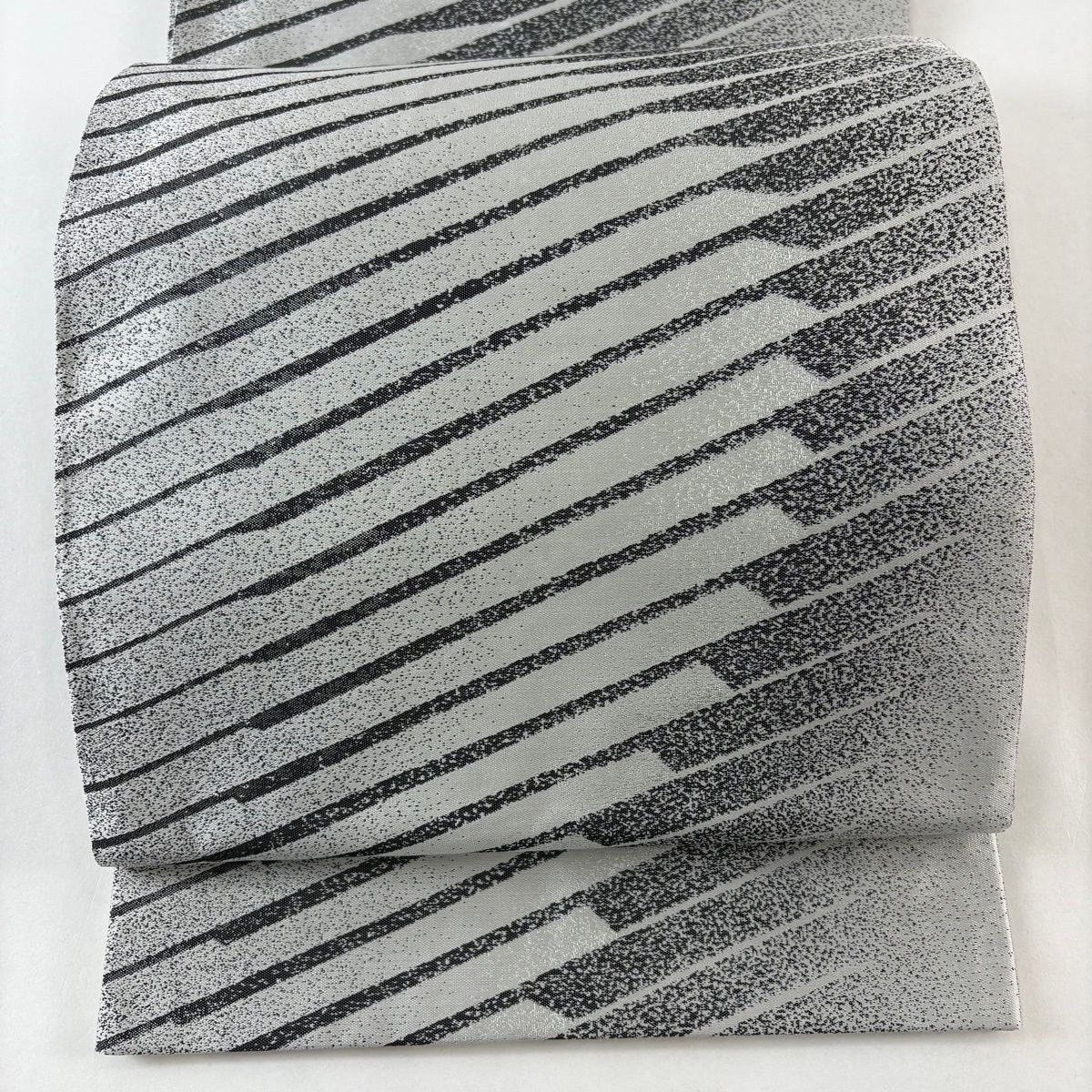 美品】 袋帯 名品 紗縞 幾何学模様 灰色 全通 正絹 【中古】 - メルカリ