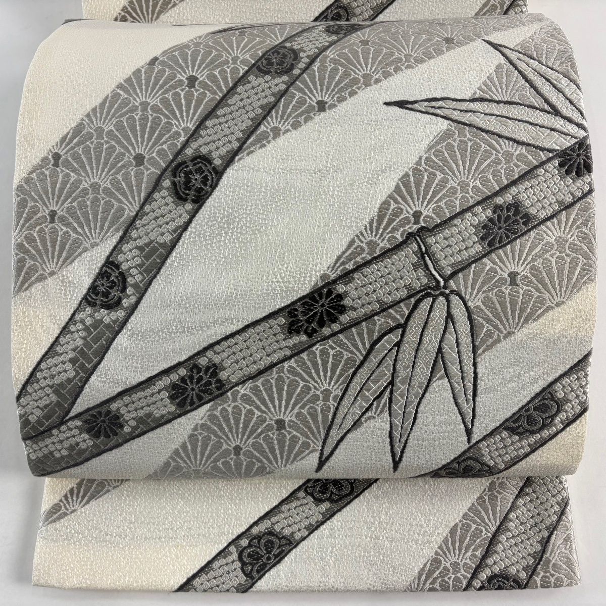 美品】 袋帯 名品 竹 菊 唐織 箔 クリーム 六通 正絹 【中古】 - メルカリ
