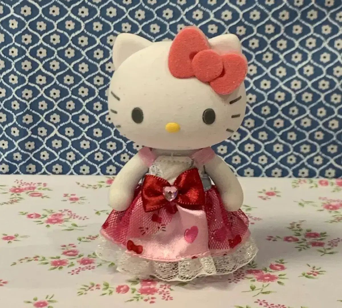 ハローキティ ぬいぐるみ ピンクドレス - メルカリ