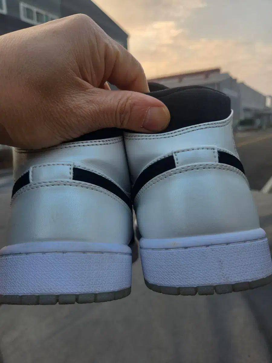 ナイキ エア ジョーダン 1 ミッド ブラック ホワイト