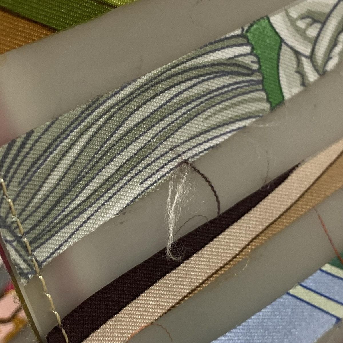 - ベージュ×レッド×マルチ