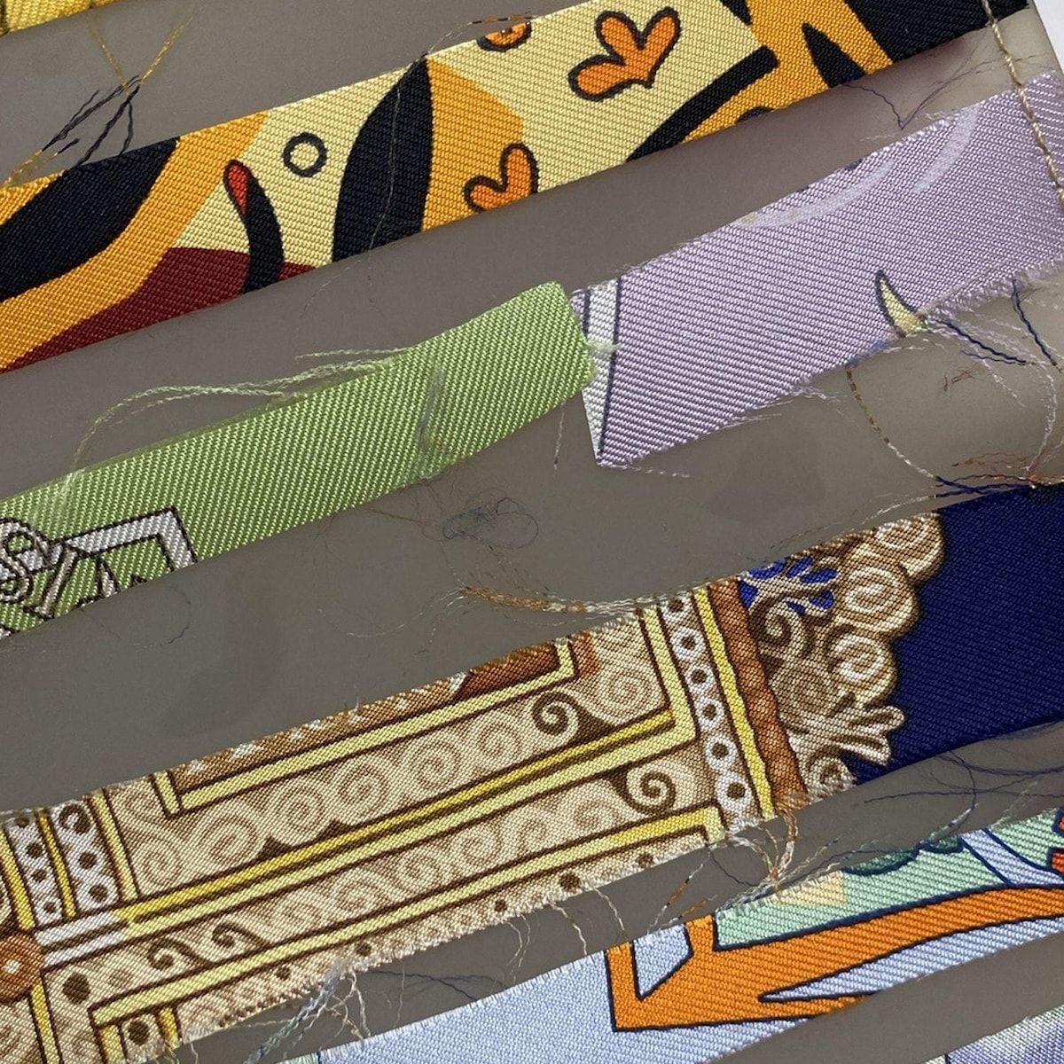 - ベージュ×レッド×マルチ