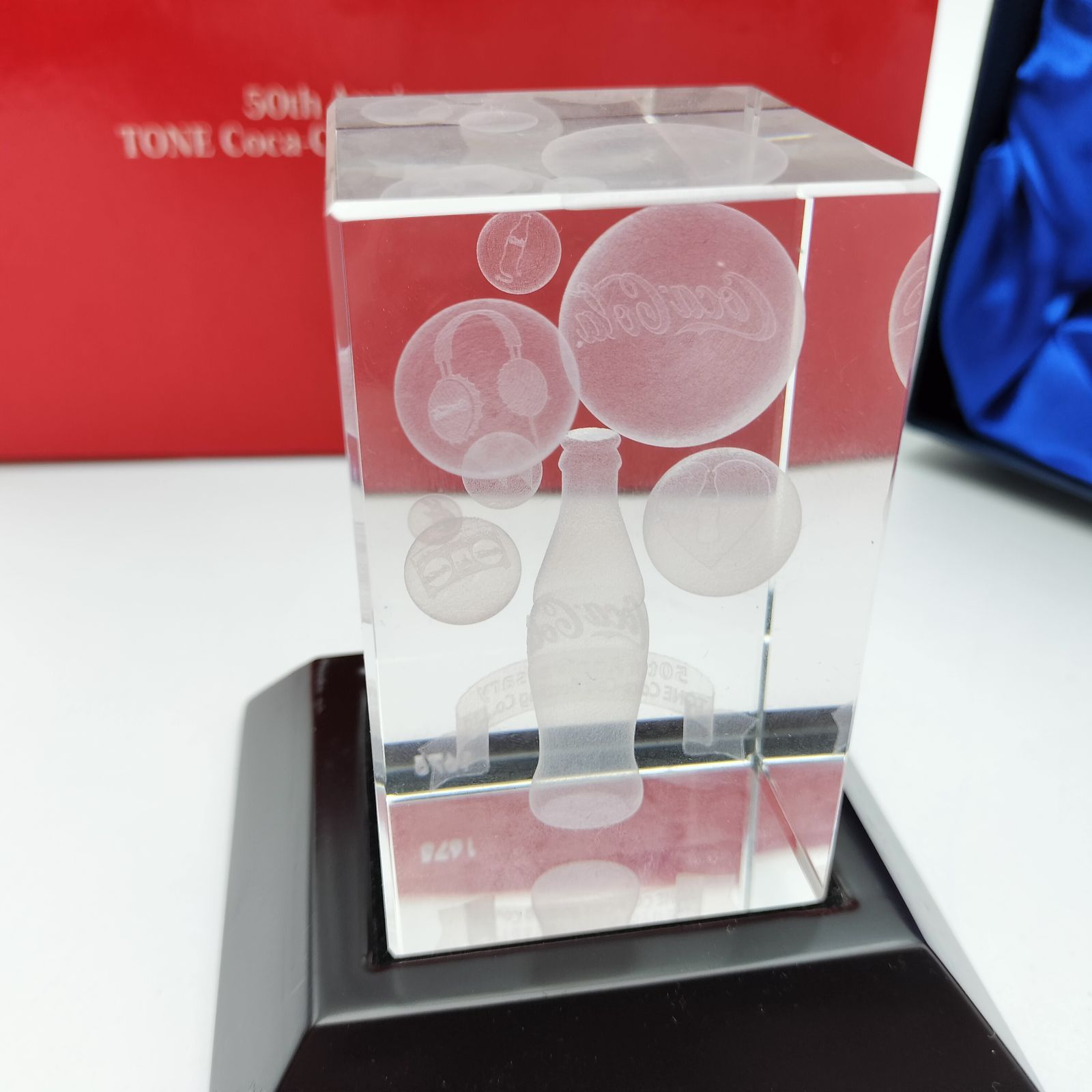 コカ・コーラ 50周年記念 3Dクリスタル オブジェ 台座付 箱入り - メルカリ
