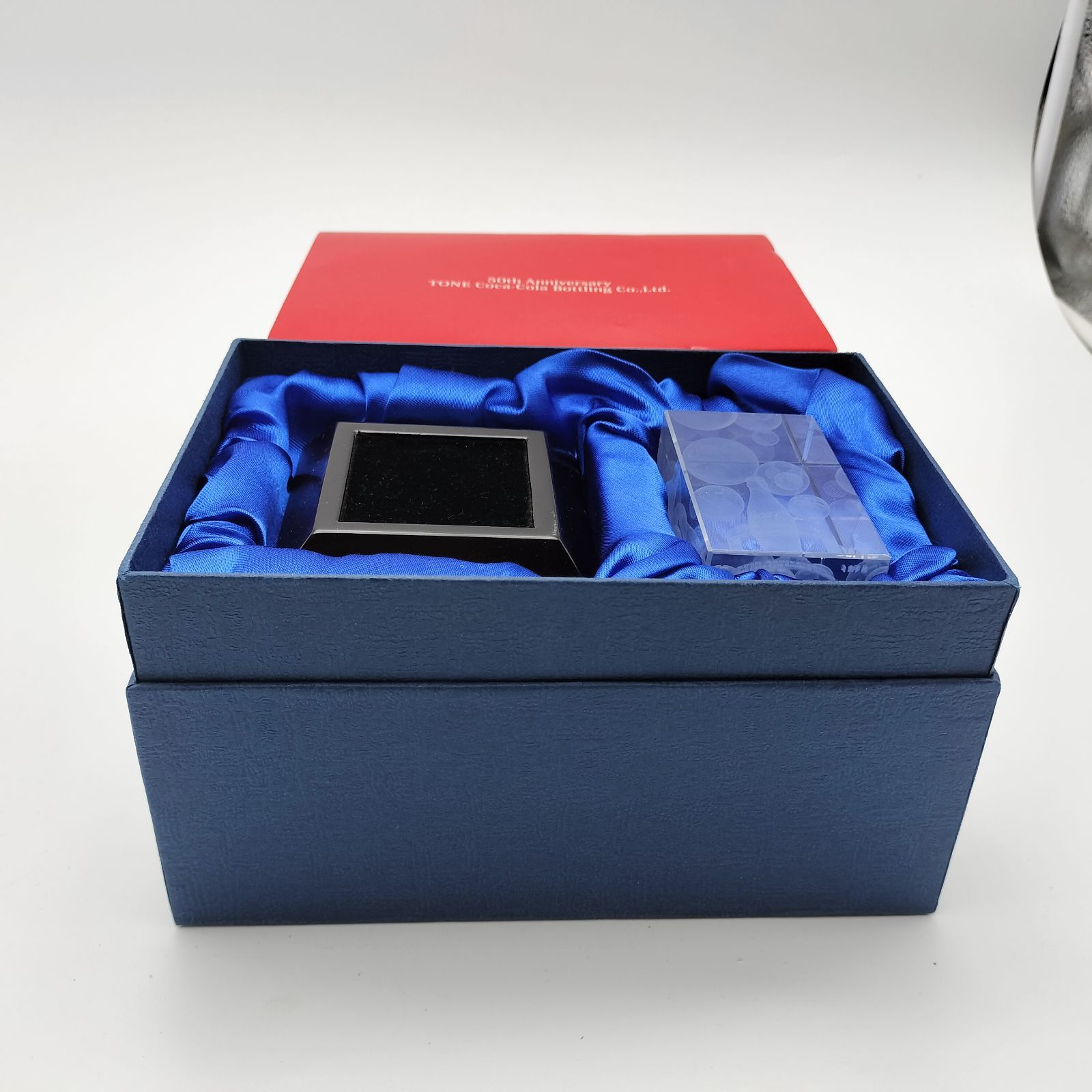 コカ・コーラ 50周年記念 3Dクリスタル オブジェ 台座付 箱入り - メルカリ