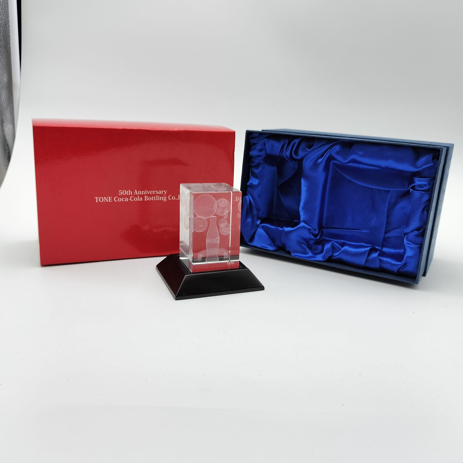 コカ・コーラ 50周年記念 3Dクリスタル オブジェ 台座付 箱入り - メルカリ