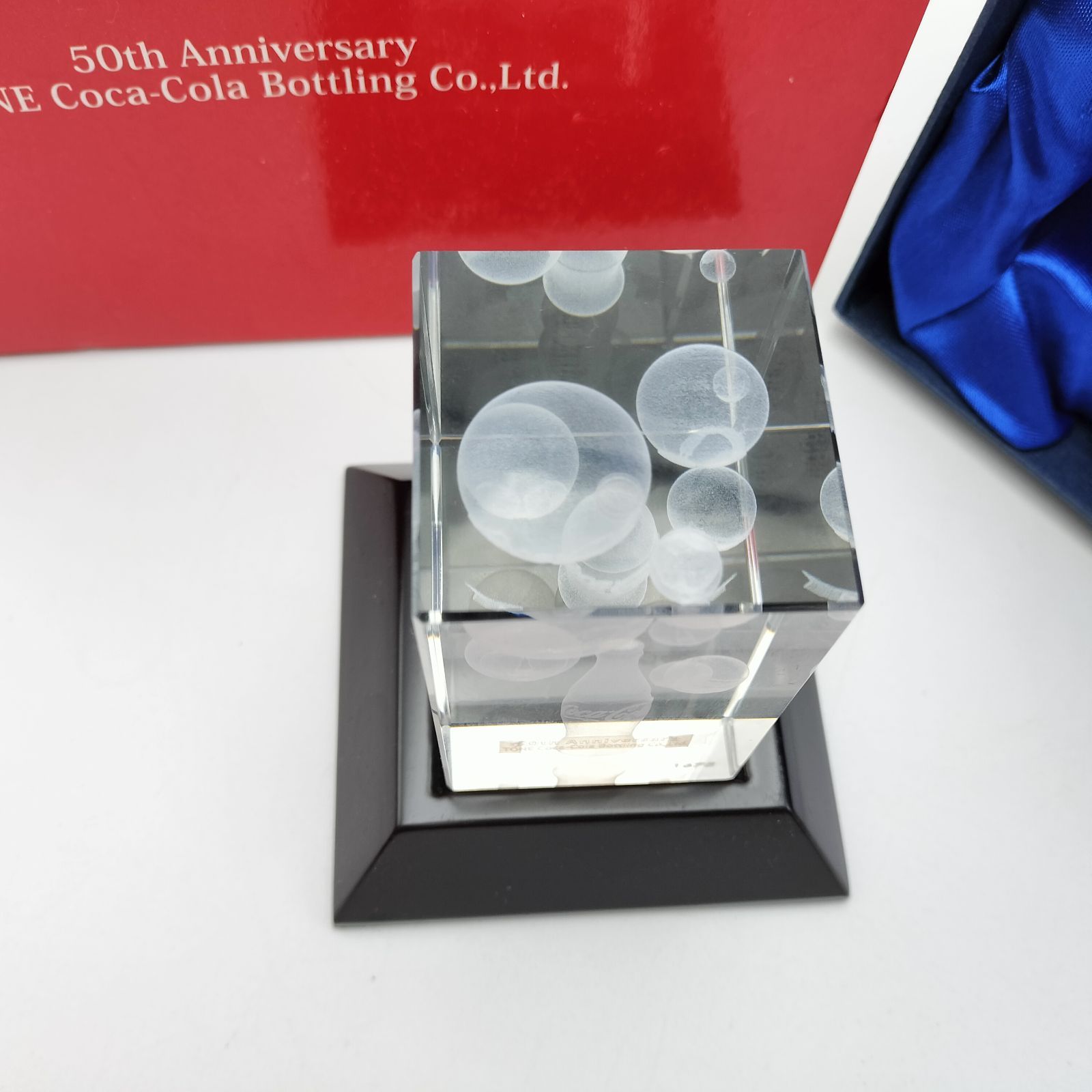 コカ・コーラ 50周年記念 3Dクリスタル オブジェ 台座付 箱入り - メルカリ