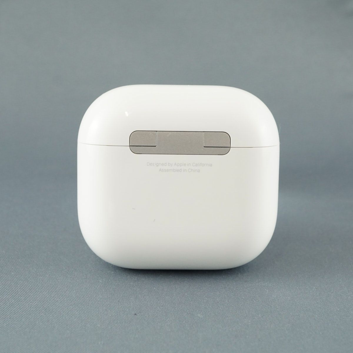 Apple AirPods 4 充電ケースのみ USED美品 ノイズキャンセリングなし