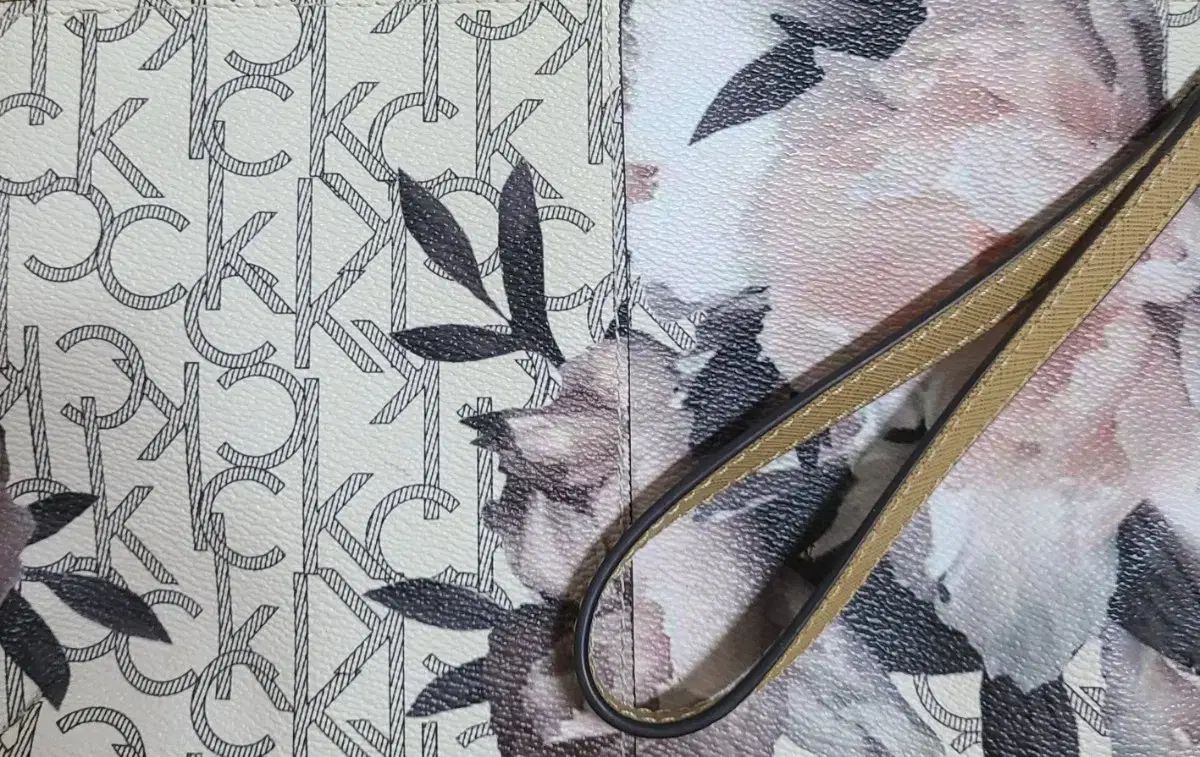 Calvin Klein CK モノグラム フラワー クラッチバッグ