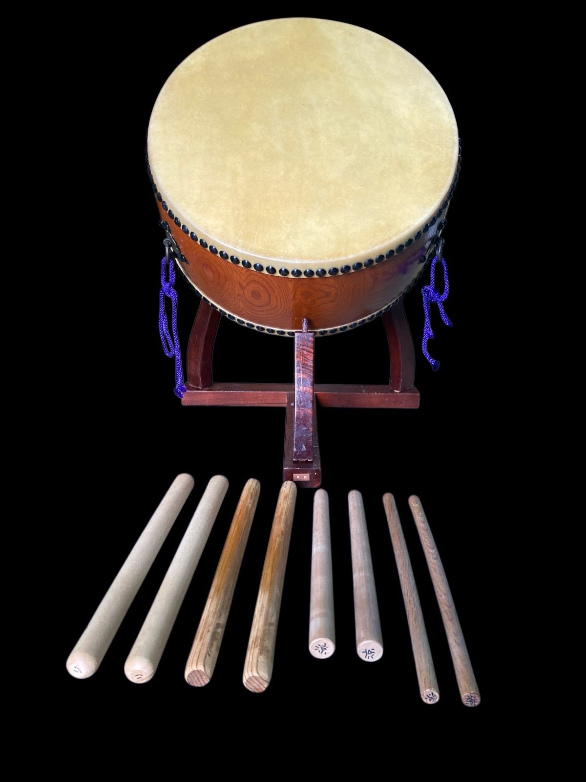 メルカリ市価格！【銘板あり】平胴太鼓（宮太鼓） 岡田屋鳴物店　橙色 アンティーク 希少・銘板あり】平胴太鼓（宮太鼓） 岡田屋鳴物店 橙色 アンティーク