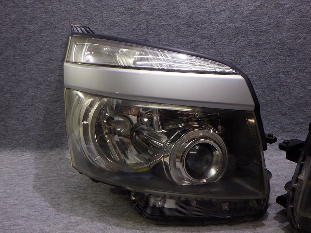 70系 ヴォクシー ヘッドライト左右 HID ZRR70/75 前期 28-202 V7