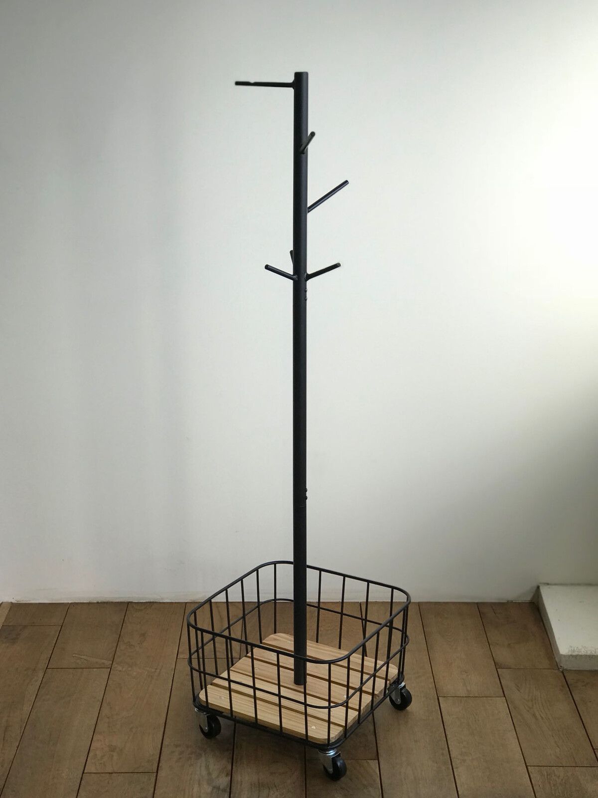 マッシュ キャスター付きポールハンガー ブラック 38 x 137.5 cm