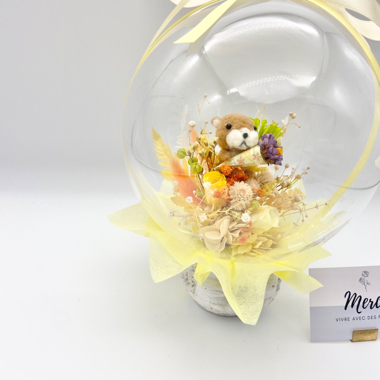 羊毛カワウソとプリザーブドフラワーのフラワーバルーンギフト｜透明感 一点もの