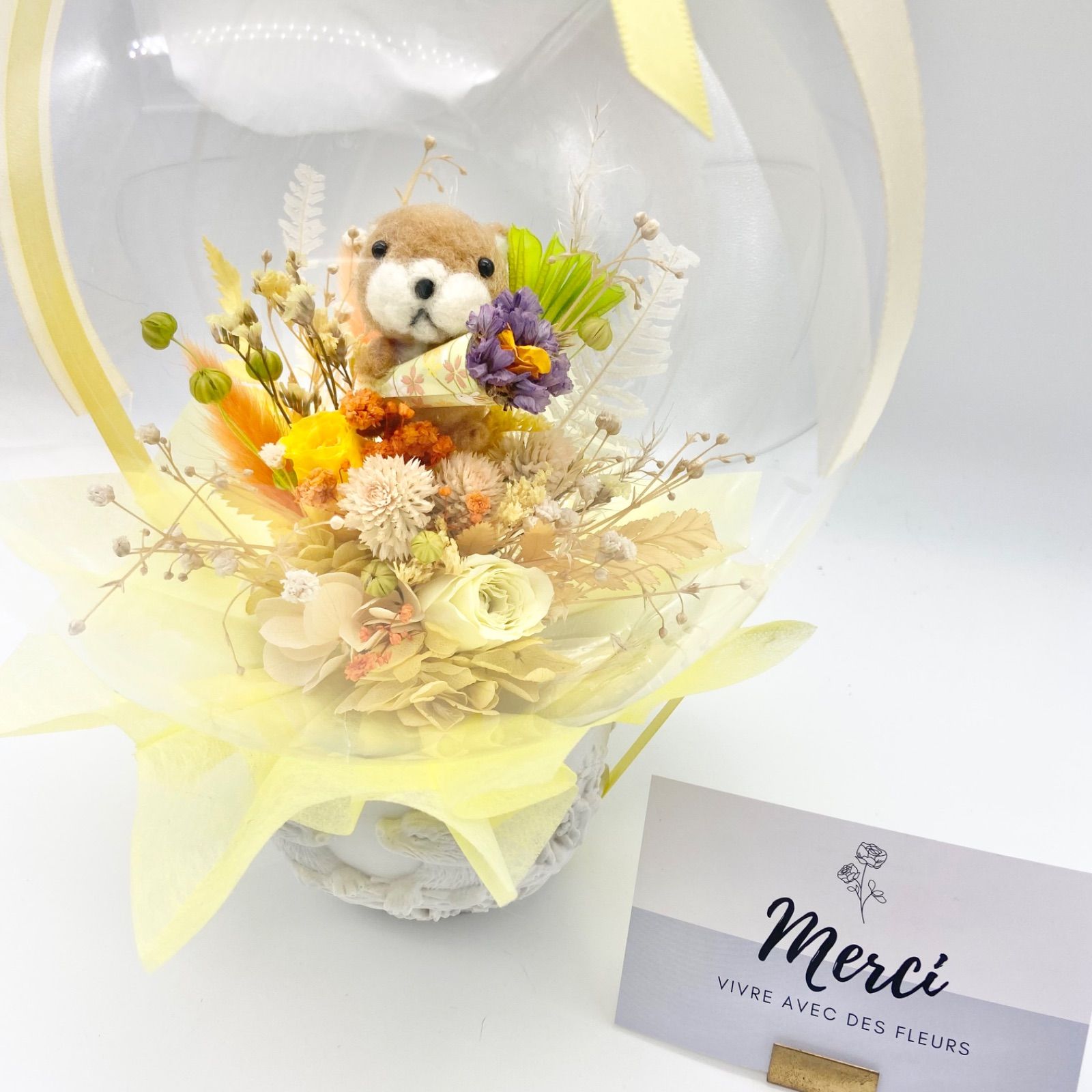 羊毛カワウソとプリザーブドフラワーのフラワーバルーンギフト｜透明感