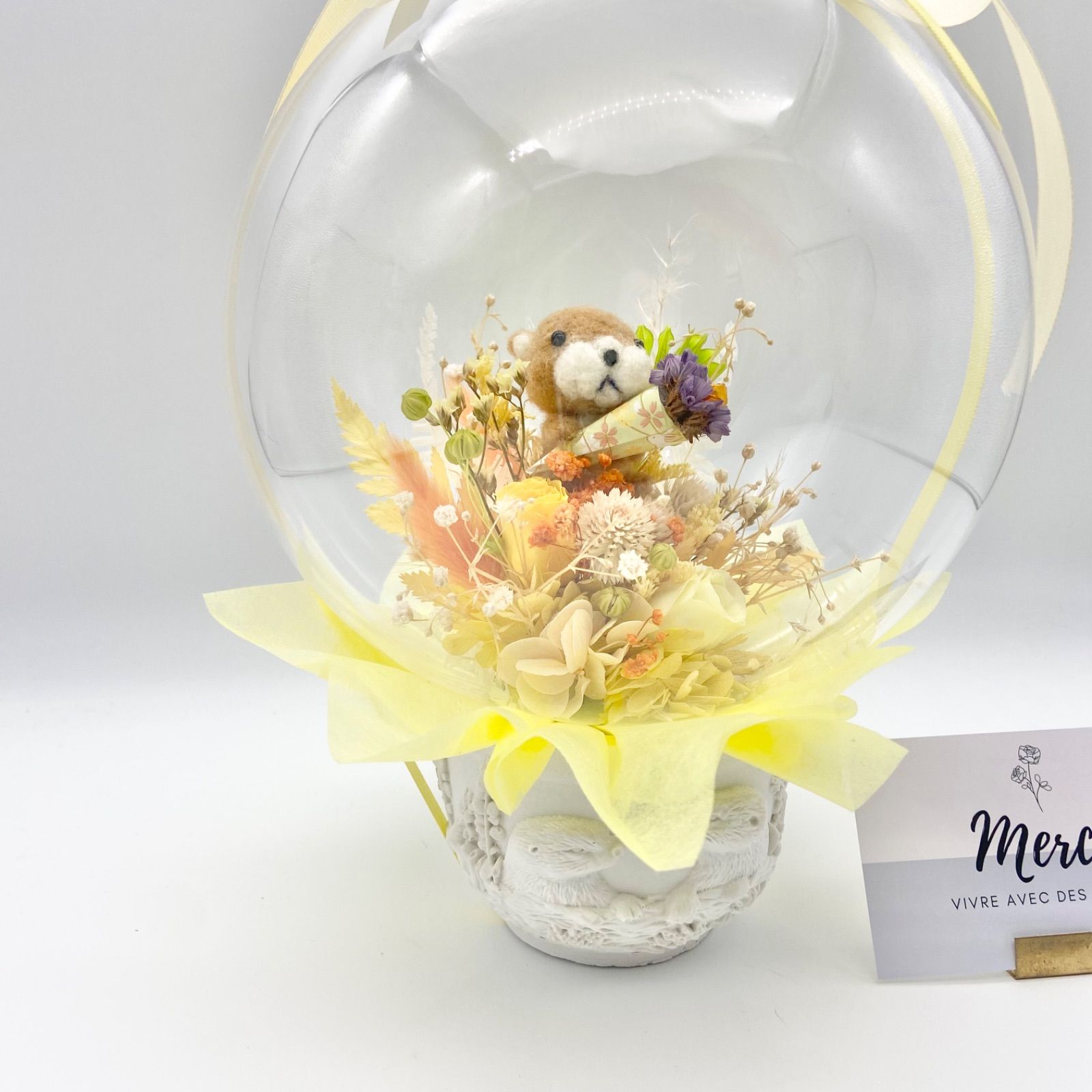羊毛カワウソとプリザーブドフラワーのフラワーバルーンギフト｜透明感