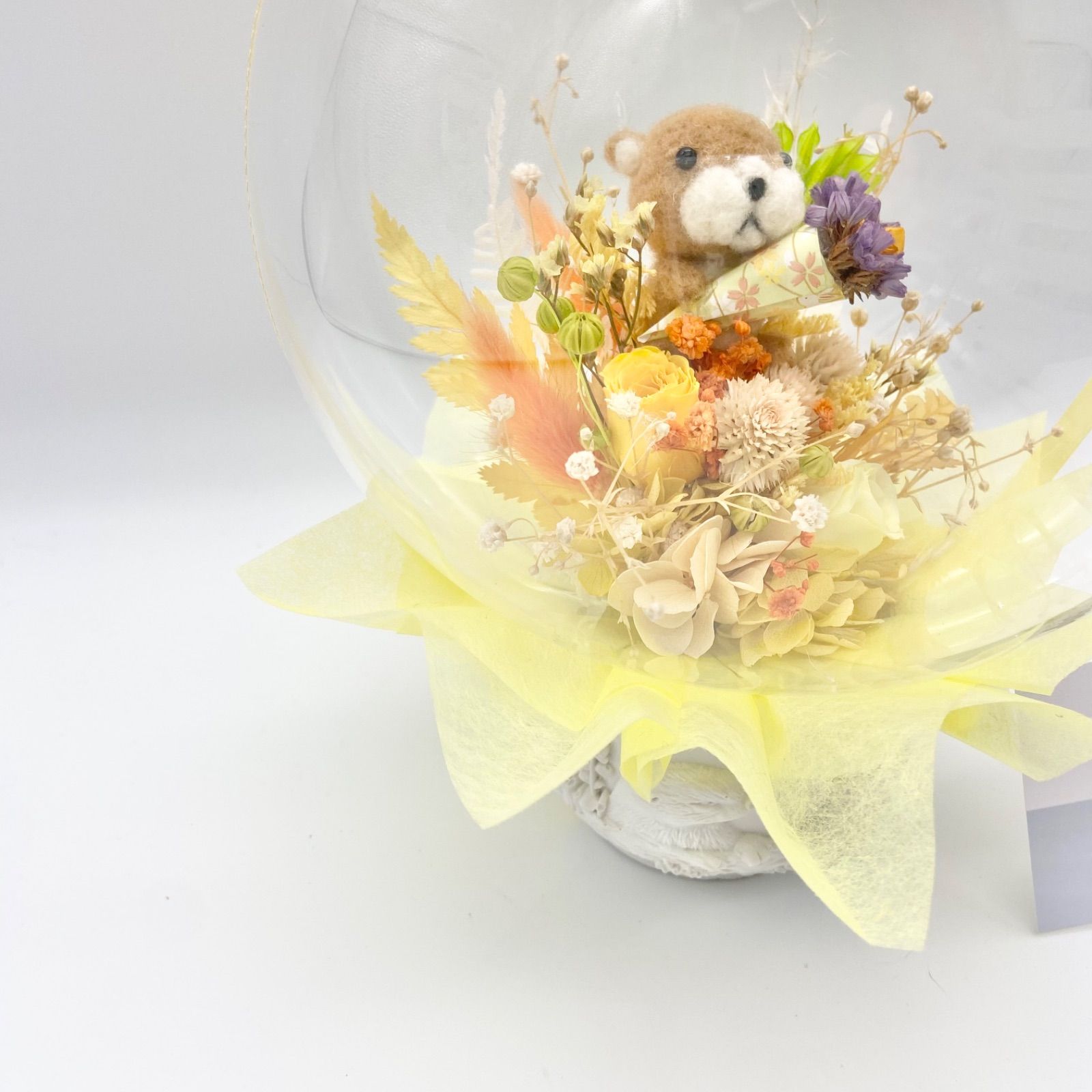 羊毛カワウソとプリザーブドフラワーのフラワーバルーンギフト｜透明感 一点もの
