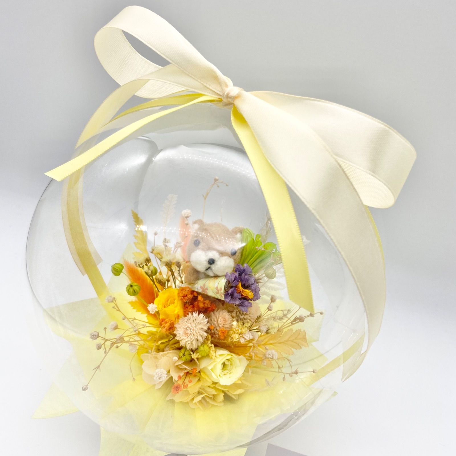 羊毛カワウソとプリザーブドフラワーのフラワーバルーンギフト｜透明感