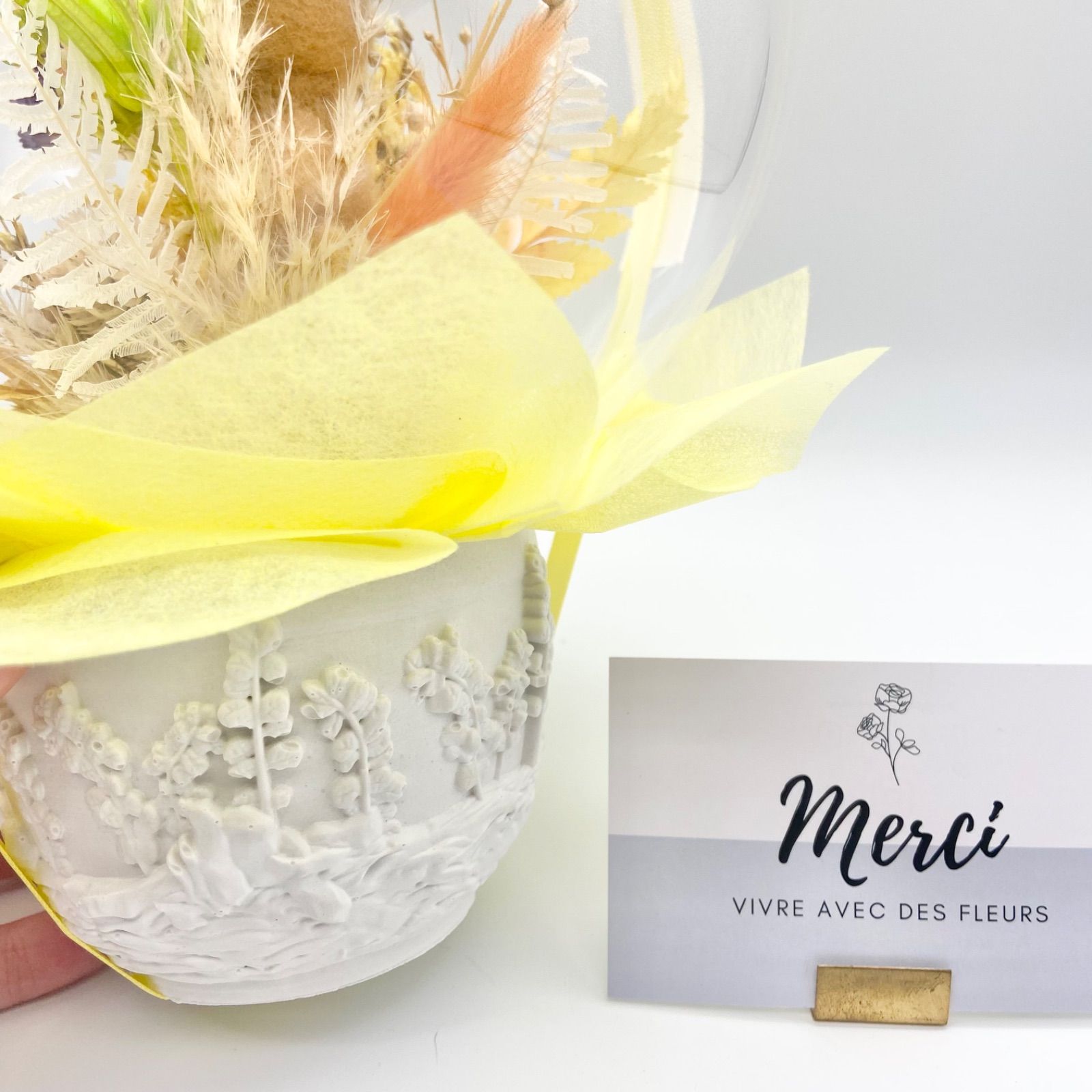 羊毛カワウソとプリザーブドフラワーのフラワーバルーンギフト｜透明感