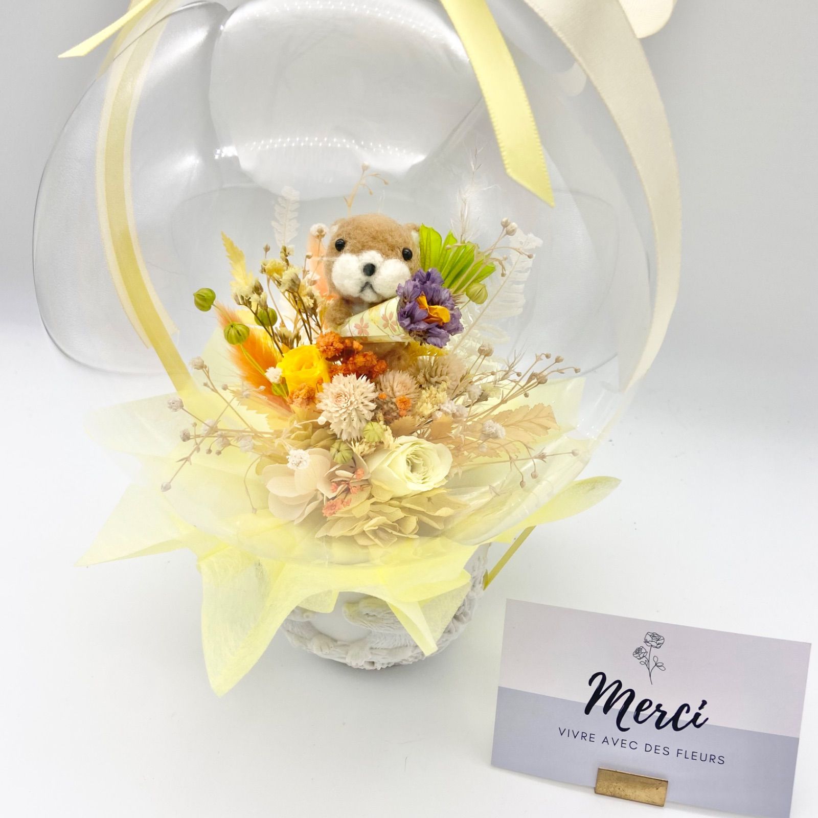 羊毛カワウソとプリザーブドフラワーのフラワーバルーンギフト｜透明感