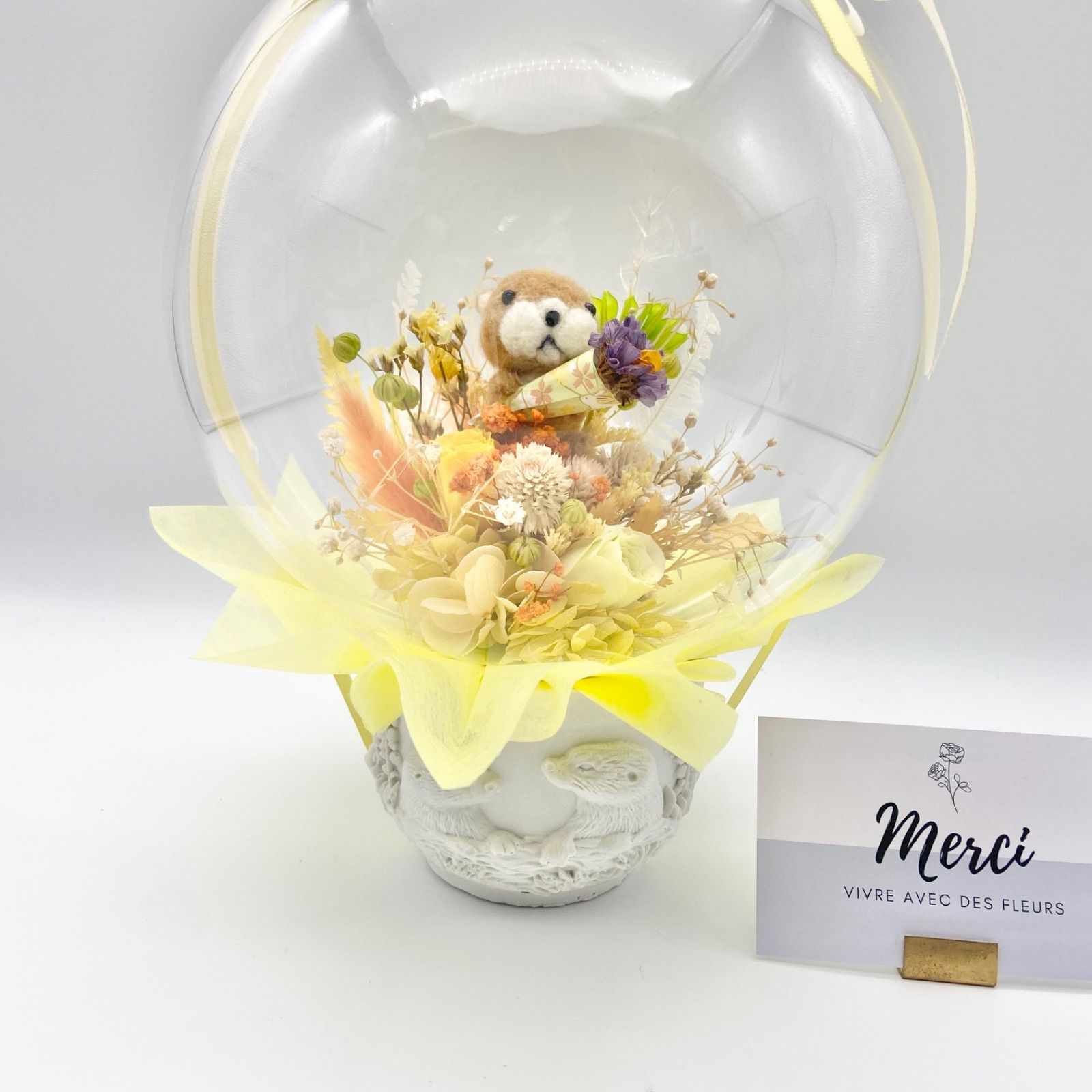 羊毛カワウソとプリザーブドフラワーのフラワーバルーンギフト｜透明感