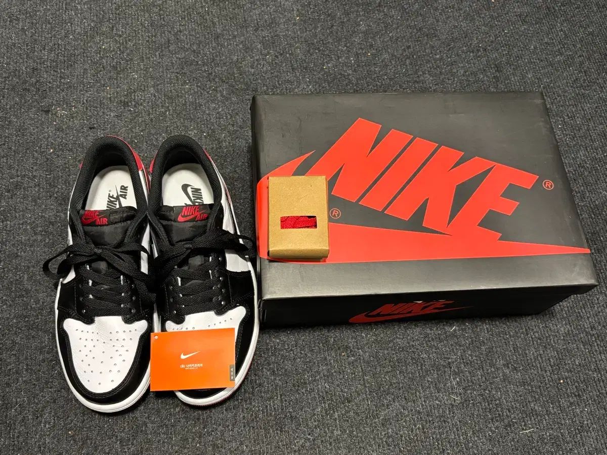 ジョーダン1 ロー ブラックトゥ ナイキコリアタブ 260