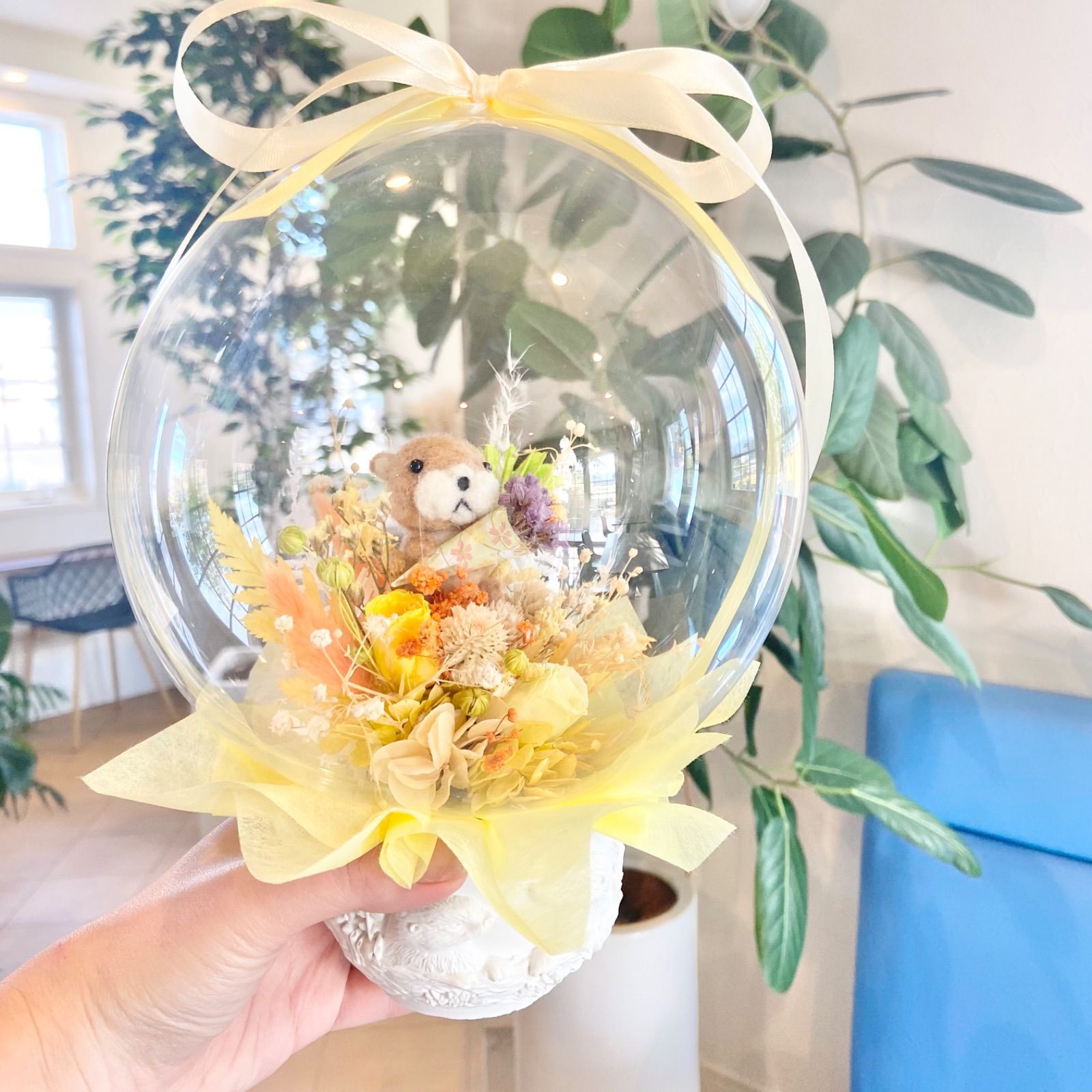 羊毛カワウソとプリザーブドフラワーのフラワーバルーンギフト｜透明感 一点もの
