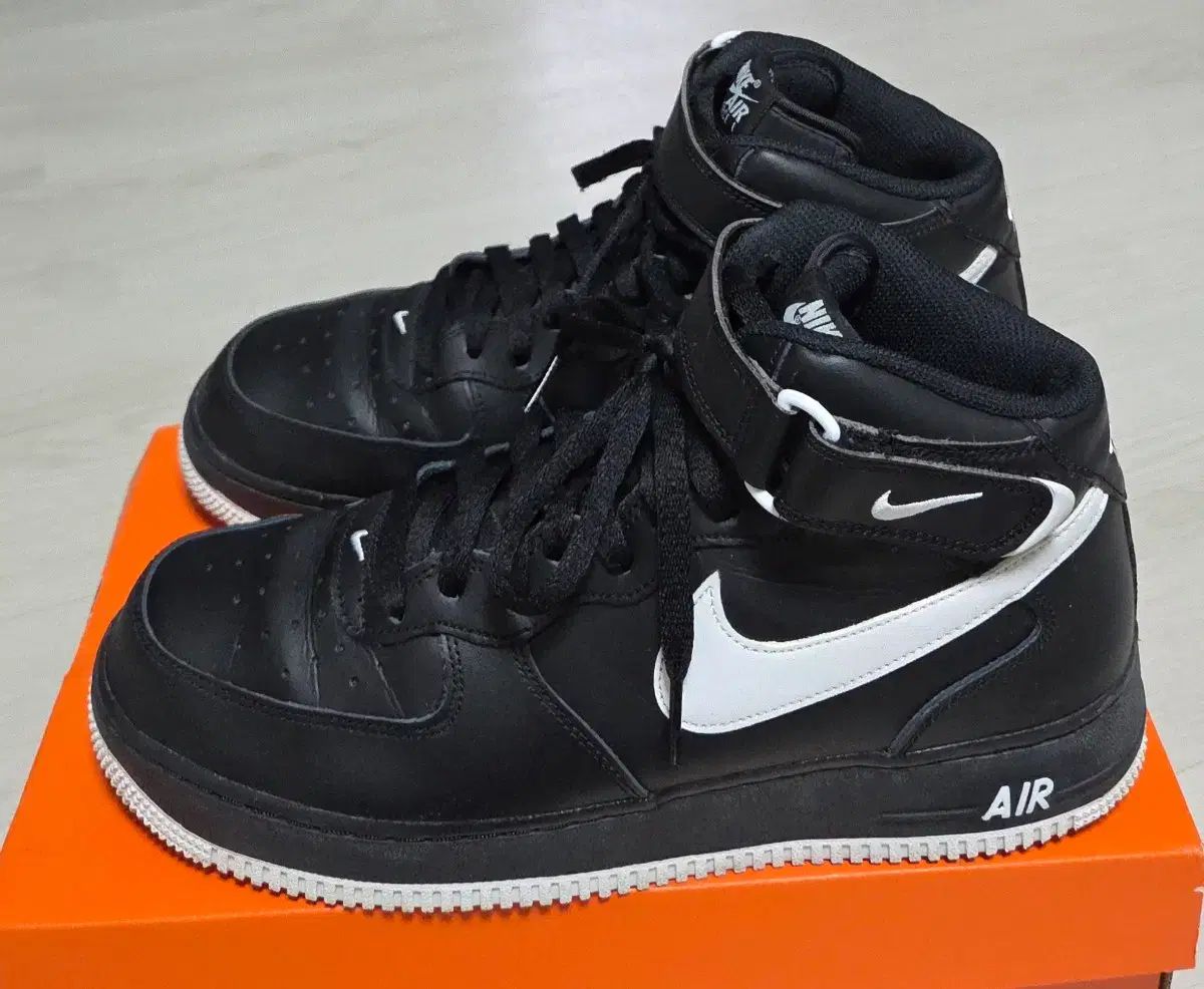 ナイキ エア フォース 1 07 ミッド 黒白