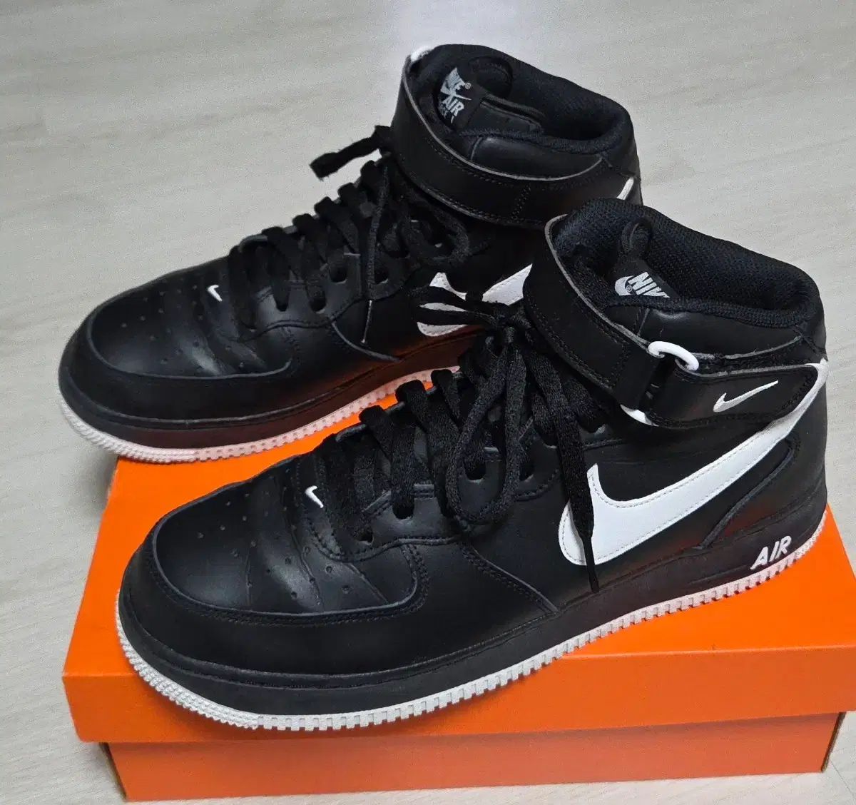 ナイキ エア フォース 1 07 ミッド 黒白