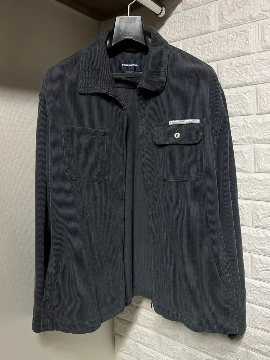 thisisneverthat　コーデュロイジャケット　M　ブラウン　刺繍ロゴ STUDIO D'ARTISAN（ステュディオダルチザン） 】 刺繍コーデュロイ
