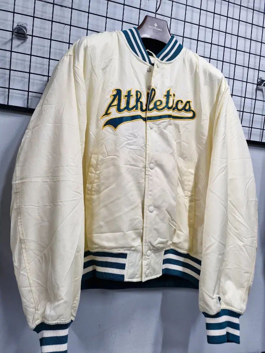 105XL NEW ERA オークランド・アスレチックス スタジアム ジャケット