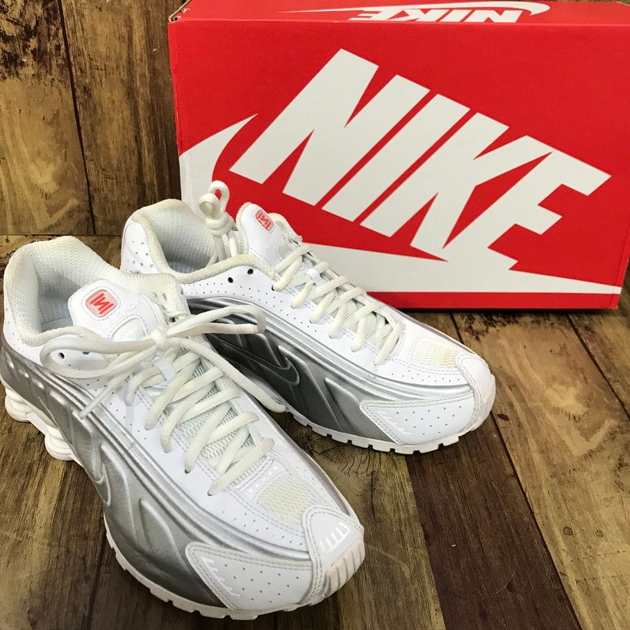 NIKE WOMENS SHOX4 WHITE AND METALLIC SILVER (ナイキ ウィメンズ ショックスR4 ホワイト アンド ...