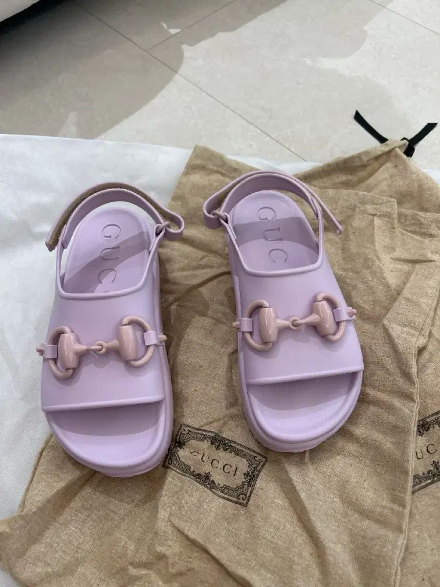 グッチ ラバー ホースビット プラットフォーム サンダル