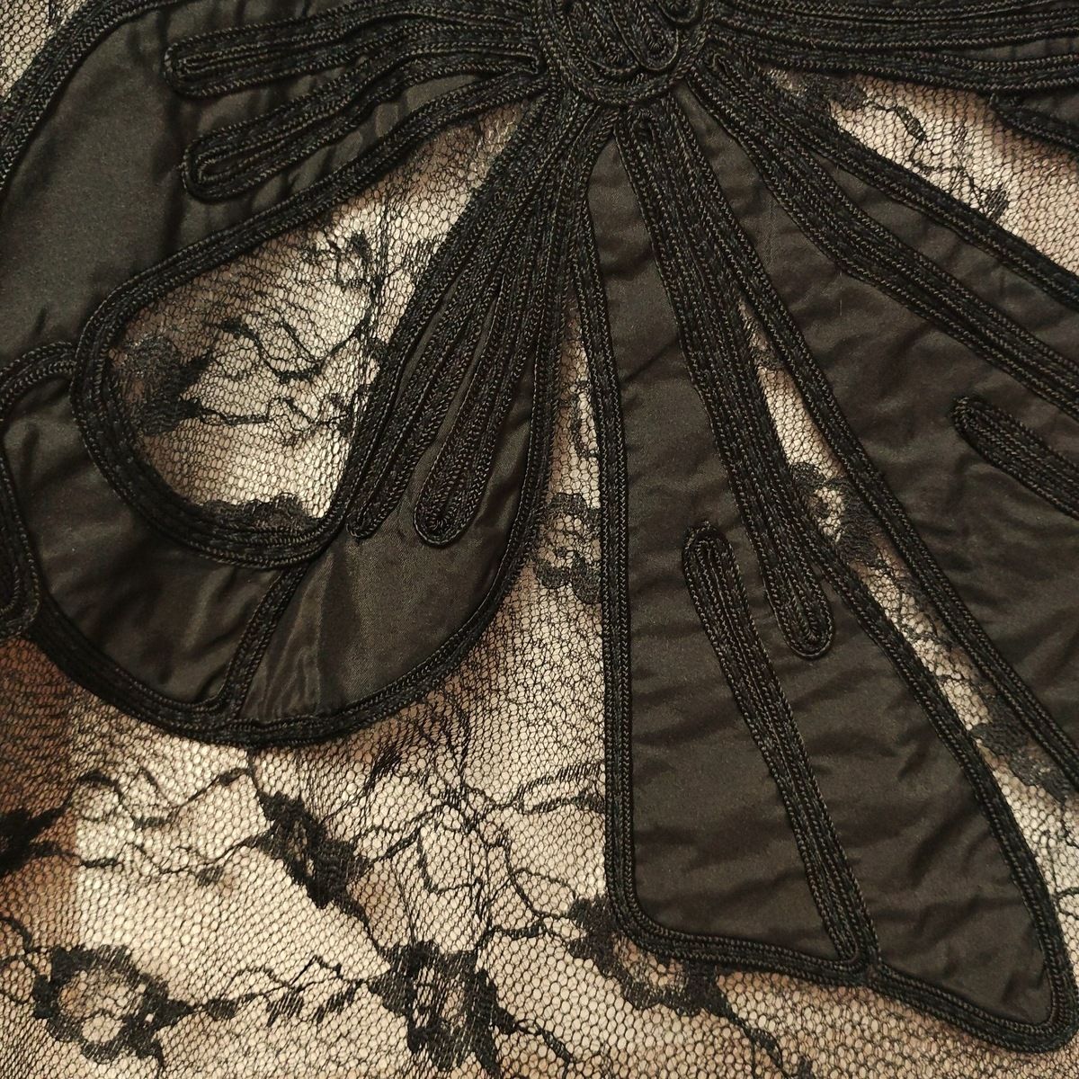 - 黒×ピンクベージュ