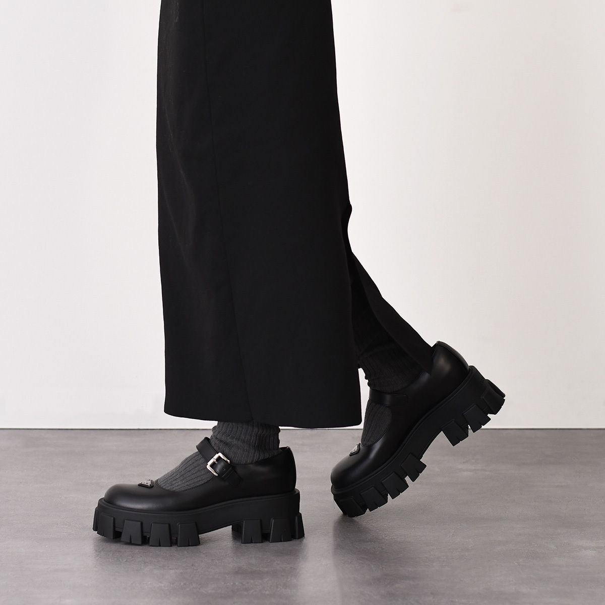 PRADA プラダ 靴　メリージェーン　39 PRADA プラダ ブラッシュド レザー モノリス メリージェーン - メルカリ