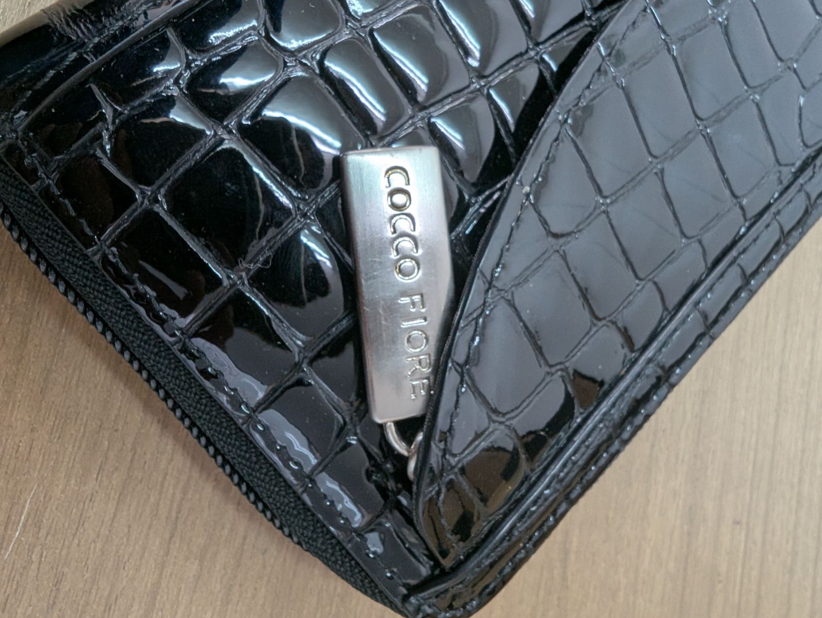 美品】コッコフィオーレ 長財布 クロコ型押し エナメル ブラック 箱